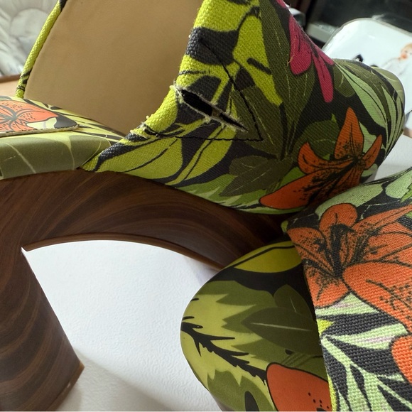 Jessica Simpson Shelbie Mules with tropical print and chunky light platforms. - Picture 5 of 6